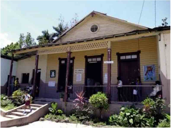 Edificaciones dom&eacute;sticas de madera asociadas a la actividad ferroviaria en el poblado El Cristo, Santiago de Cuba. Fuente: autores, marzo de 2016.