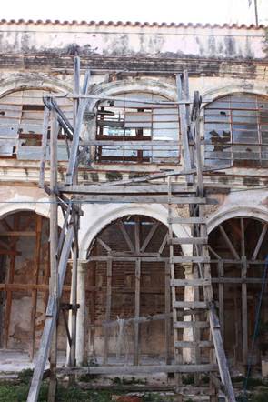 Estado de conservaci&oacute;n y fallos estructurales en el primer claustro - galer&iacute;a este despu&eacute;s del derrumbe de porci&oacute;n del primer piso. Fuente: autores, 2015.