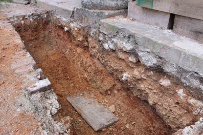 Excavaci&oacute;n hecha en el primer claustro donde se puede ver el estado original de las cimentaciones. Fuente: autores, 2015.