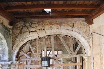 Mecanismo de colapso de tercer tipo del arco a la esquina sureste del primer claustro. El arco tiene fisuraci&oacute;n y adem&aacute;s algunas dovelas han descendido y rotado. Fuente: autores, 2015.