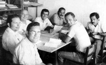 Profesores y algunos alumnos ayudantes de los a&ntilde;os &acute;60. En el sentido del reloj: Carlos Estrada (el m&aacute;s cercano), Ra&uacute;l Gonz&aacute;lez Romero, Basilio Piasecki, Alfonso Alfonso, Humberto Ram&iacute;rez, Jos&eacute; Planas y R&oacute;mulo Fern&aacute;ndez.