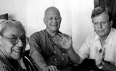 De izquierda a derecha: Mario Gonz&aacute;lez, Emilio Escobar, y Mario Coyula. Fuente: [11] Coyula M. Los arquitectos se despiden. Arquitectura y Urbanismo. 2009;30(1):76-77. ISSN 0258-591X M