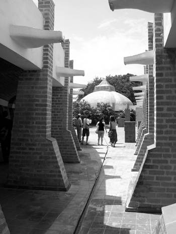 Escuela Nacional de Arte ENA de Cubanac&aacute;n. En la imagen se aprecia un corredor de la Escuela de Artes Pl&aacute;sticas del arquitecto Ricardo Porro. Fuente: Autores, 2009.