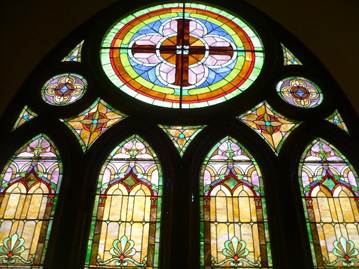 Vidrieras de cristal emplomado en el cuerpo central de la fachada principal. Fuente: autor.