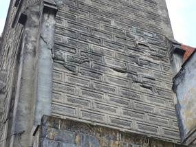 Deterioros que se aprecian en el lateral del bloque izquierdo de la fachada principal. Fuente: autor.