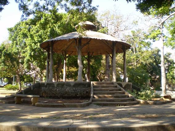 El hermoso parque de H, con su glorieta en faux boix. Foto: AR.