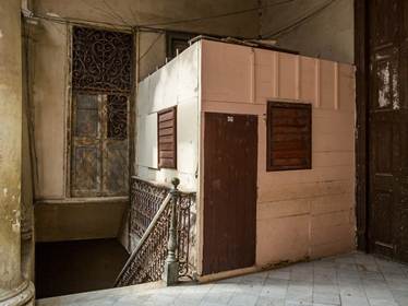 Documentación fotográfica de la ampliación de una casa hacia el descanso de una escalera.