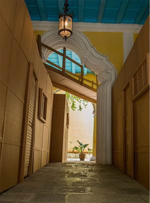 San Ignacio 202. Documentación fotográfica de una casa encajada en un arco de puntal alto y de una pasarela que conecta distintas casas de una ciudadela.