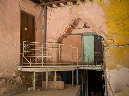 Casa de la Obra Pía. Instalación en cartón corrugado de un puente-pasarela, 1000 x 150 cm aprox.