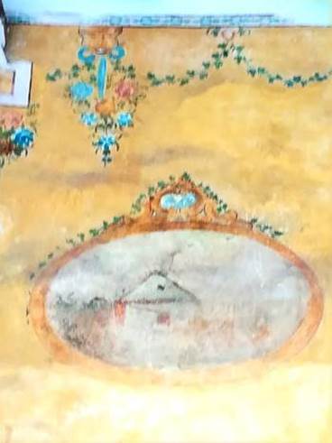 Im&aacute;genes pict&oacute;ricas decorativas remanentes en los muros de la primera cruj&iacute;a de San Ignacio 364, que muestran arabescos y m&uacute;ltiples expresiones figurativas realizadas por los &ldquo;pintores de casas&rdquo; de &eacute;pocas precedentes.