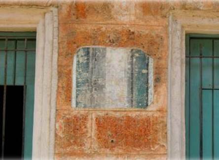 Testigo expuesto en la fachada de la escuela El Salvador, calle Teniente Rey, CH La Habana Vieja, que muestra el trazado decorativo de l&iacute;neas y colores existente en &eacute;pocas anteriores del inmueble.