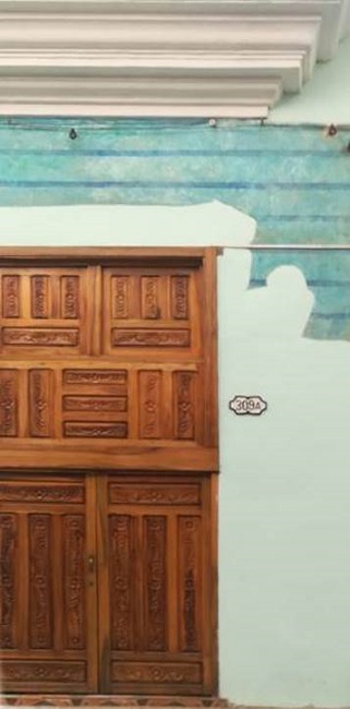 Testigo de color y delineado encontrados en la fachada de Obispo 116-117, que se conserv&oacute; para rememorar lo preexistente, mientras fue aplicada al resto de la superficie una versi&oacute;n reinterpretada del color original.