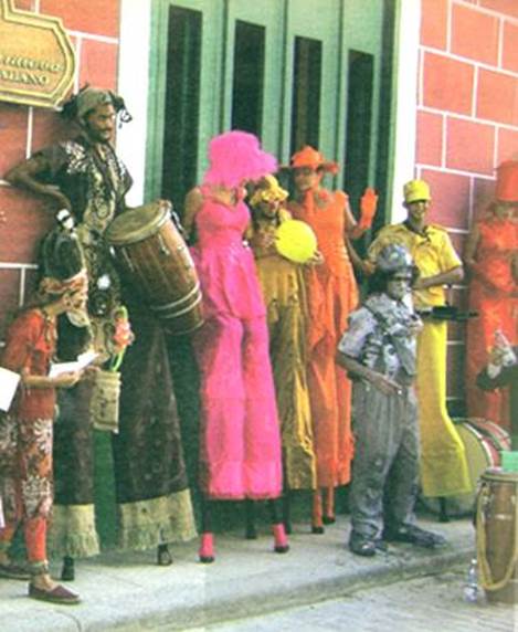 Detalle de la fachada de Mercaderes 202, en el centro hist&oacute;rico habanero, crom&aacute;ticamente animada por el colorido del vestuario de un popular grupo art&iacute;stico de m&uacute;sica callejera.