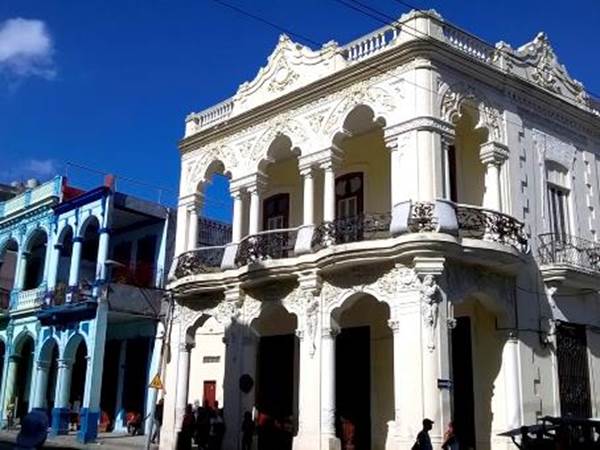Edificios en la calle Reina. Centro Habana.