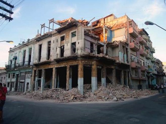 Edificio en demolici&oacute;n por derrumbe en el Barrio Cayo Hueso.