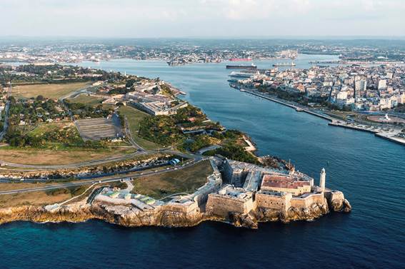 Vista aérea de la Bahía de La Habana de la fortaleza del Morro. 