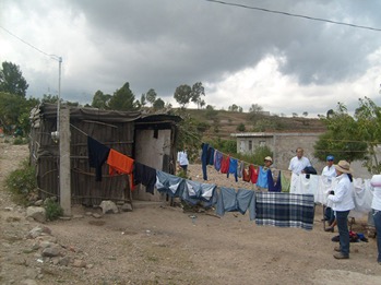 Alumnos de la Facultad de Arquitectura-BUAP trabajando en la comunidad. 