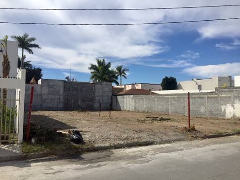 Fotograf&iacute;a donde se muestra un vac&iacute;o urbano localizado en la ciudad de Nuevo Laredo (caso de estudio A-NL-0052) Fuente: Autor.