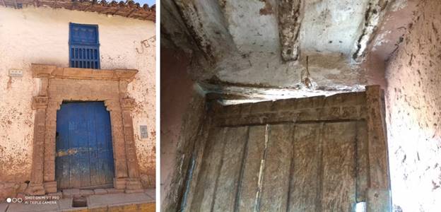 Ventanas con balaustres y portón con hojas de madera.