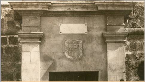 Escudo de armas del frontispicio del Castillo de San Severino, Matanzas, Cuba. Fotograf&iacute;a de principios del siglo XX. La tarja est&aacute; hoy extraviada.