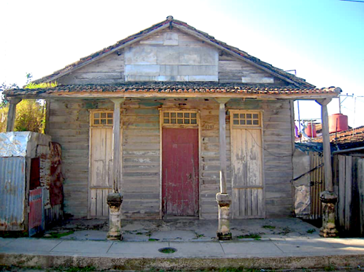 Fachada de la casa construida por la Asociaci&oacute;n La Crecherie en la Calle 21 no. 812, entre 8 y 10, Bejucal.