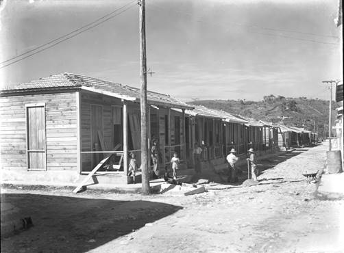 Reconstrucci&oacute;n de casas construidas por Asociaciones de Fabricaci&oacute;n, tras el tornado que azot&oacute; a Bejucal en diciembre de 1940.