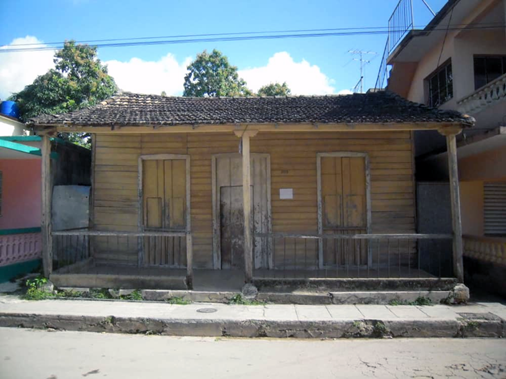 Fachada de la casa construida por la Asociaci&oacute;n de Fabricaci&oacute;n de Casa Uni&oacute;n y Progreso en la calle 15 no. 2013, entre 20 y 22, Bejucal.