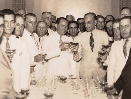 Brindis en honor al Secretario de Obras P&uacute;blicas, el Ing. Arq. Max Borges del Junco, (al centro), ofrecido por la Sociedad Cubana de Ingenieros el 7 de abril de 1937.