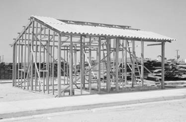 Esqueleto de madera, inspirado en las estructuras prefabricadas de Max Borges, que se utiliz&oacute; en la elaboraci&oacute;n de casas para los damnificados del incendio en la Playa Caj&iacute;o, al sur de La Habana, 1950-1951.