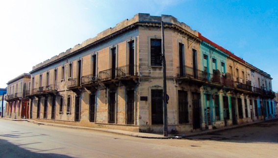 Casa de apartamentos en Avenida Manglar y Lindero, Centro Habana.