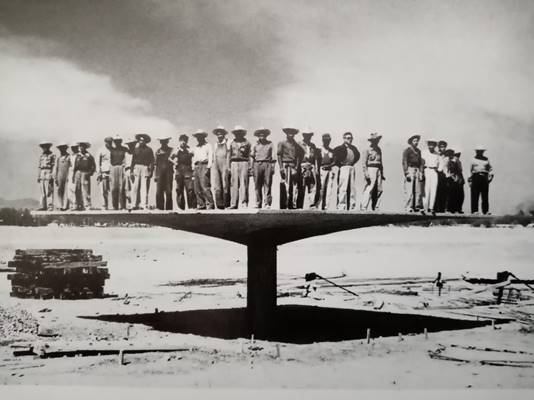 Prueba de carga de un paraguas de tipo copa en Ciudad de M&eacute;xico, Vallejo, 1953. 