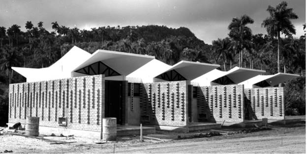 Elementos laminares en las caba&ntilde;as del conjunto tur&iacute;stico Soroa, Candelaria, actual provincia Artemisa, Cuba, dise&ntilde;ados por los arquitectos Emilio Fern&aacute;ndez y Eduardo Rodr&iacute;guez en 1960.