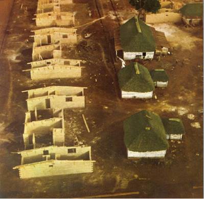 Viviendas confortables en lugar de boh&iacute;os insalubres, una escena habitual en las zonas rurales cubanas de los sesenta. Cooperativa Campesina Cuba Libre, Jovellanos, Matanzas.