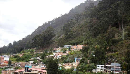 Borde superior del barrio Bosque Calder&oacute;n Tejada, junto a zona de reserva ecol&oacute;gica.