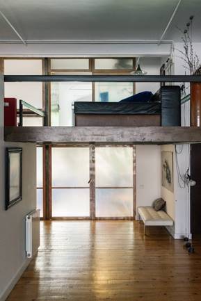 Casa Nau. (Derecha) Vestíbulo donde destaca la iluminación natural desde el ventanal de la fachada suroeste. Fotografía: Alma Debenath.