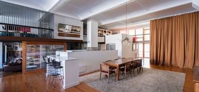 Casa Nau. Cocina. Articulación principal del amplio espacio donde se generan las diferentes áreas de uso familiar. Fotografía: Alma Debenath.