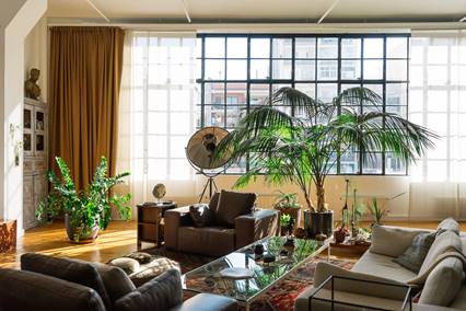 Casa Nau. Área de estar, delimitada por la alfombra y la disposición del mobiliario. Fotografía: Alma Debenath.