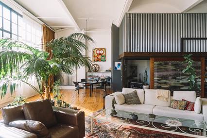 Casa Nau. En el área de estar elementos de diferentes culturas comparten armónicamente el espacio. Fotografía: Alma Debenath.