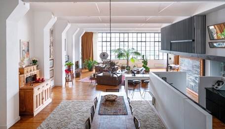 Casa Nau. Ventanal que cierra la fachada noreste es el protagonista del espacio. Fotografía: Alma Debenath.