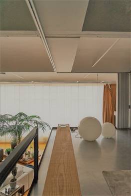 Casa Nau. Detalle dormitorio. Conjunción de diferentes materiales que aportan calidez y confort. Fotografía: Alma Debenath.