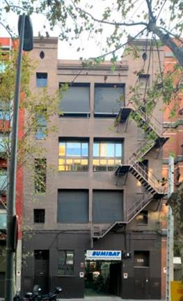 (Izquierda) Casa NAU. Fachada de acceso. Con el uso del color se destacan los ventanales y las dos entradas. Fotografía: Alma Debenath.