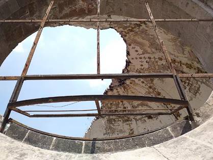 Vista A&eacute;rea de la C&uacute;pula del Santuario de Nuestra Se&ntilde;ora de los &Aacute;ngeles despu&eacute;s de su colapso parcial. Imagen de septiembre de 2017, autor: SACKB&Eacute;.