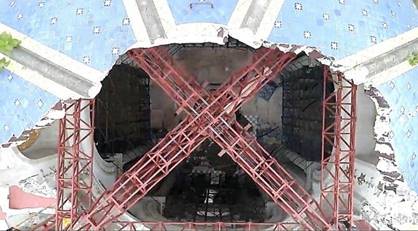 Fotograf&iacute;a a&eacute;rea donde se observa la base de vigas de acero que soportan la plataforma donde se apoyan los elementos de consolidaci&oacute;n de la c&uacute;pula.