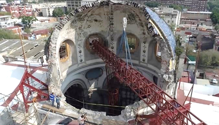 Fotograf&iacute;a donde se observa el proceso minucioso de montaje de las estructuras de acero.