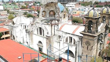 Vista a&eacute;rea del conjunto y contexto inmediato donde se localiza el Santuario de Nuestra Se&ntilde;ora de los &Aacute;ngeles, al inicio de la consolidaci&oacute;n de la c&uacute;pula colapsada.