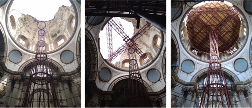 Proceso de montaje en diferentes per&iacute;odos de las estructuras de acero que sirven de apoyo para la plataforma donde se apoyan los puntales para el apuntalamiento de la secci&oacute;n de la c&uacute;pula que no hab&iacute;a colapsado y que a&uacute;n se sostiene en las alturas.