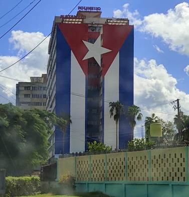 Pintura mural en la ciudad de Matanzas, de Jes&uacute;s A. Mederos, a la que se le atribuyen valores art&iacute;sticos, la cual ha sido coronada por un anuncio comercial del restaurante en la parte superior. 