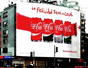 Gigantismo gr&aacute;fico comercial en Santiago de Chile, pr&aacute;ctica en la que ciertos pa&iacute;ses han utilizado la imagen de su bandera. 