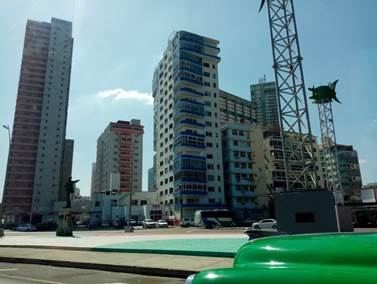 Rascacielos de La Habana. La silueta habanera de los cincuentas se ha mantenido pr&aacute;cticamente invariable por m&aacute;s de seis d&eacute;cadas. 