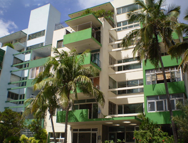 Un penthouse de tipo d&uacute;plex corona el edificio de apartamentos, sito en Calzada No. 602-604, entre B y C, Vedado, para Carlos J. L&oacute;pez- Silverio y O&ntilde;a, de Nicol&aacute;s Arroyo y Gabriela Men&eacute;ndez, Arquitectos (1950).